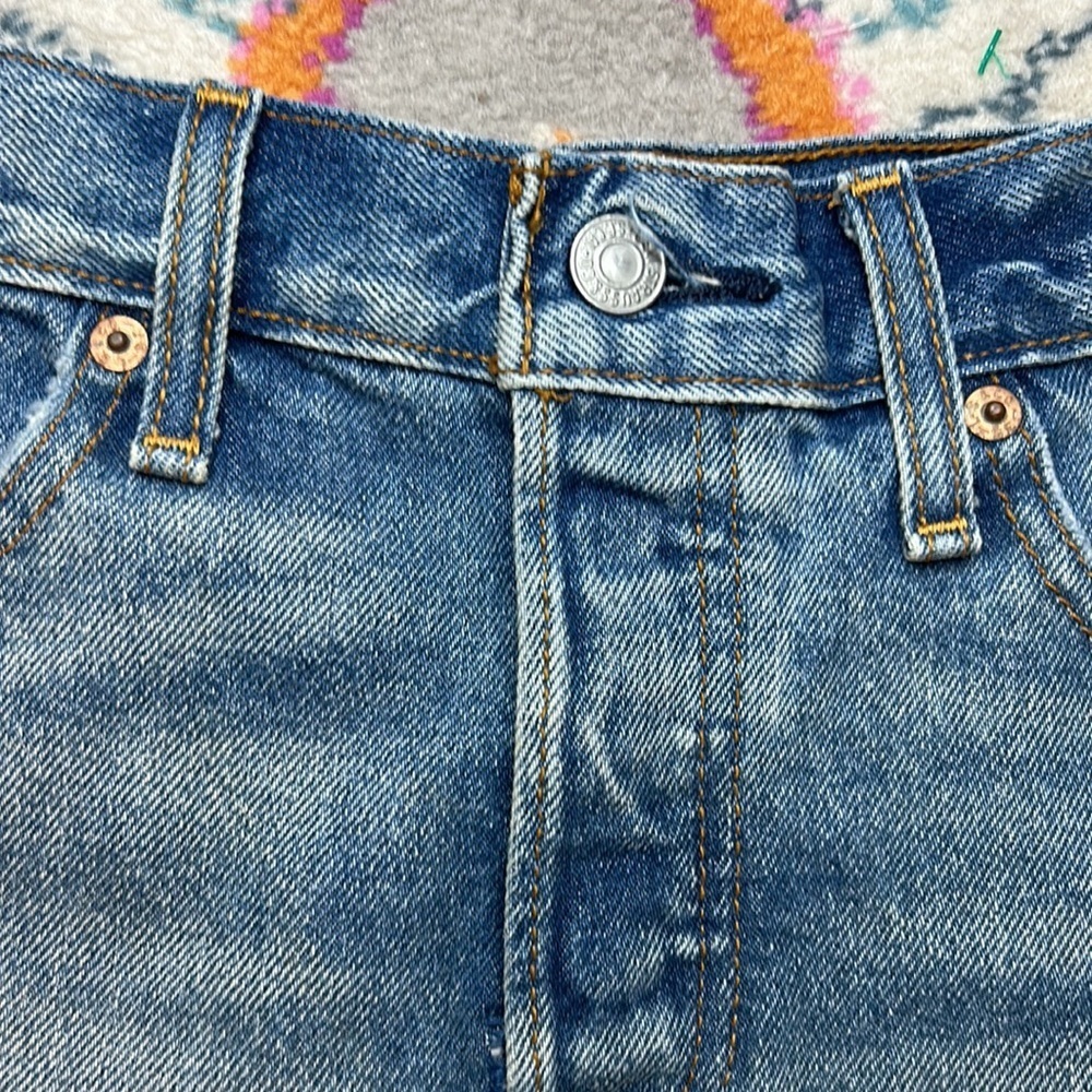 Levis High Rise Wedgie Fit Jean Shorts NWT Size 28 - Picture 4 of 16